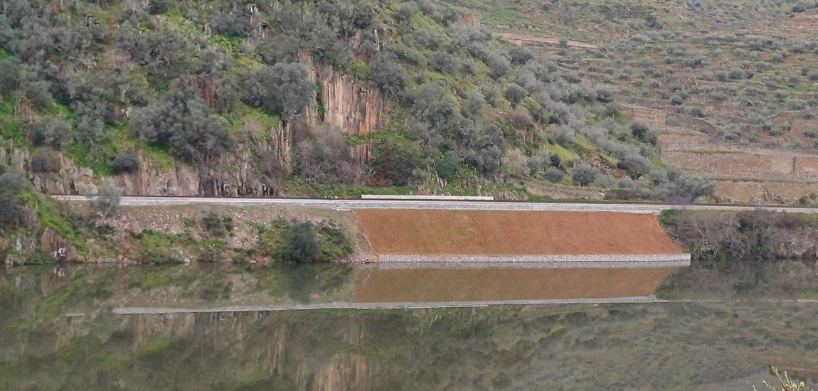 Imagem de obra de estabilização de talude de aterro concluída, na Linha do Douro