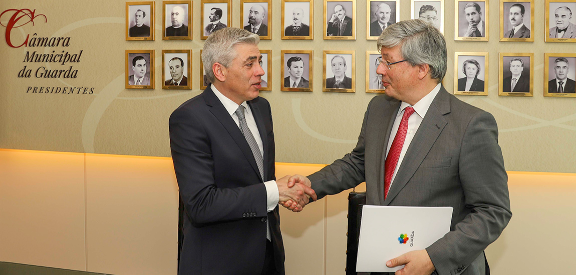 Imagem da assinatura de protocolo entre a IP e Câmara Municipal da Guarda, que visa beneficiar as acessibilidades das populações à estação ferroviária da Guarda