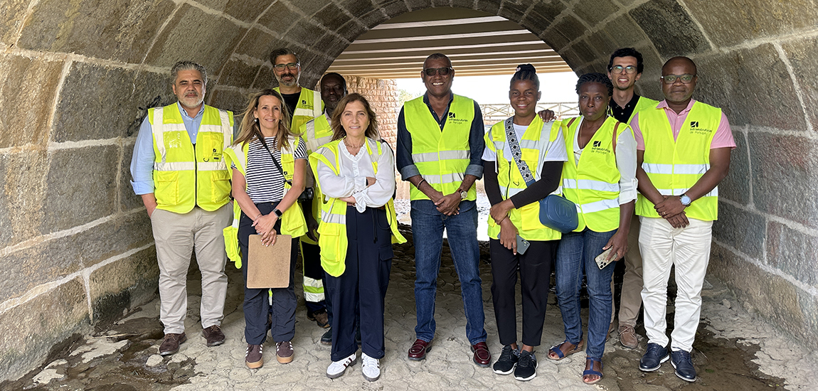 Foto 1: Grupo sob viaduto