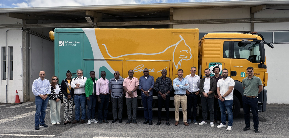 Foto 4: Grupo junto a equipamento de inspeção de via