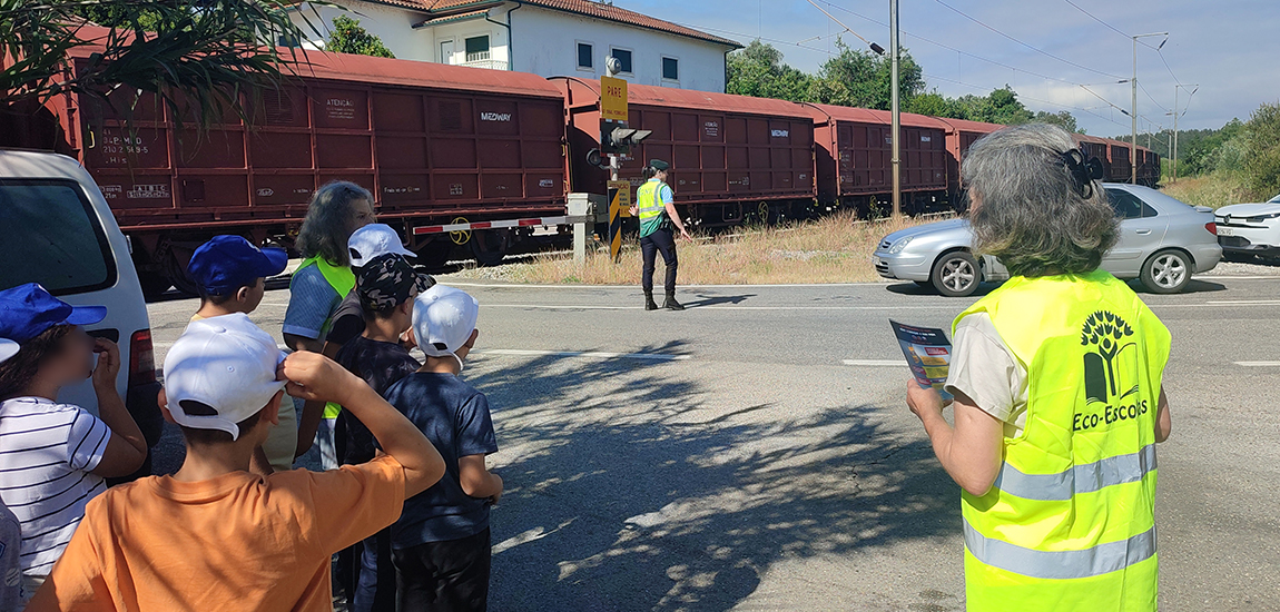 Imagem de ação conjunta de sensibilização e fiscalização, promovida pela Infraestruturas de Portugal (IP), pelo IMT/Autoridade Nacional de Segurança Ferroviária e pela Guarda Nacional Republicana