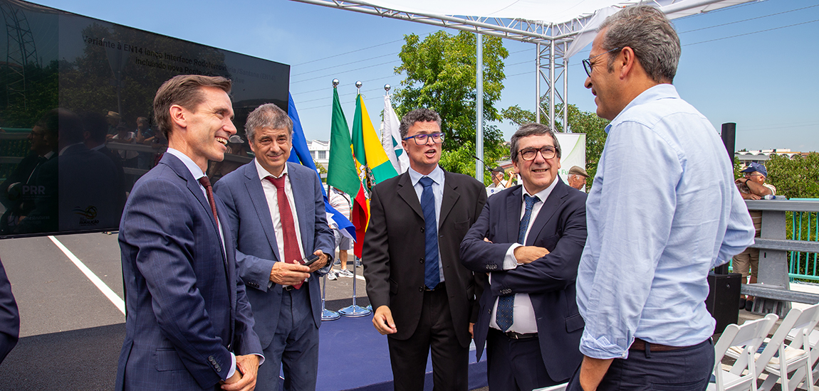 Fotografia de parte da equipa responsável pela obra de  ligação entre Trofa e Santana e do reforço com nova ponte e Variante à EN14