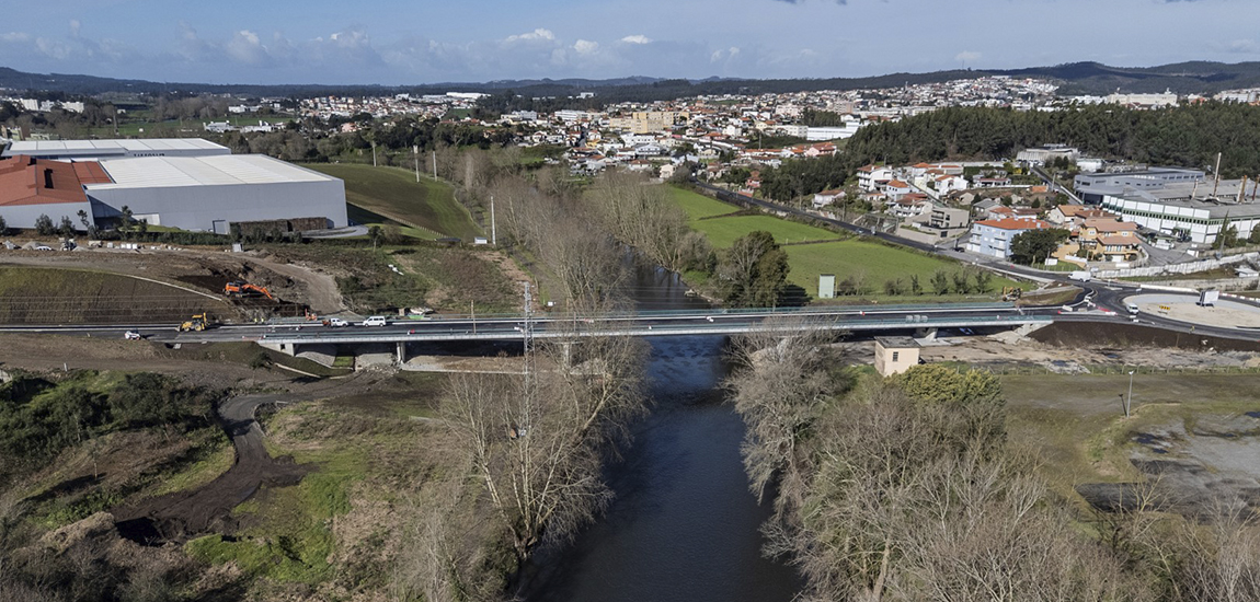 Fotografia da nova Ponte sobre o rio Ave